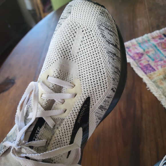 BROOKS TENNIS SHOES SIZE 9 - Picture 5 of 10